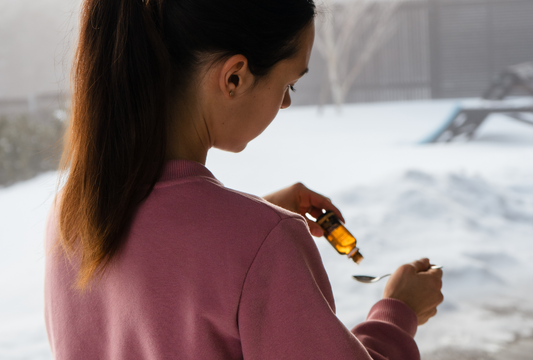 Přírodní lékarnička na hory: 5 doplňků co se vyplatí sbalit na lyžovačku pro podporu imunity